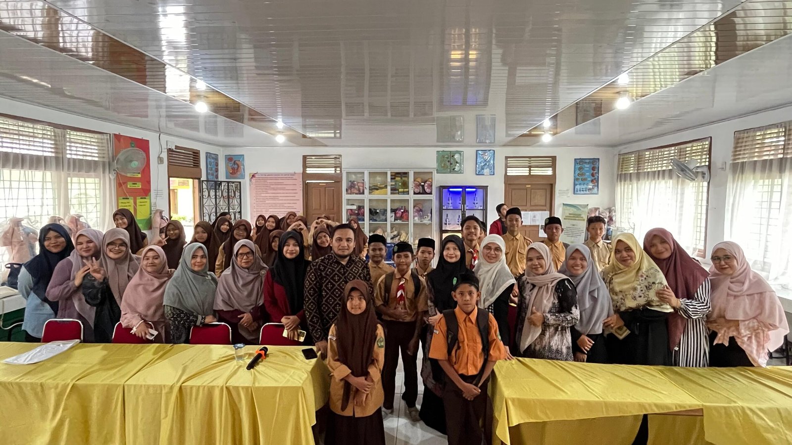 Dosen dan Mahasiswa Program Studi Magister Pendidikan Bahasa Inggris (MPBEN) FKIP Universitas Syiah Kuala saat melakukan kegiatan pengabdian kepada masyarakat di SMPN 1 Darul Imarah, Aceh Besar.