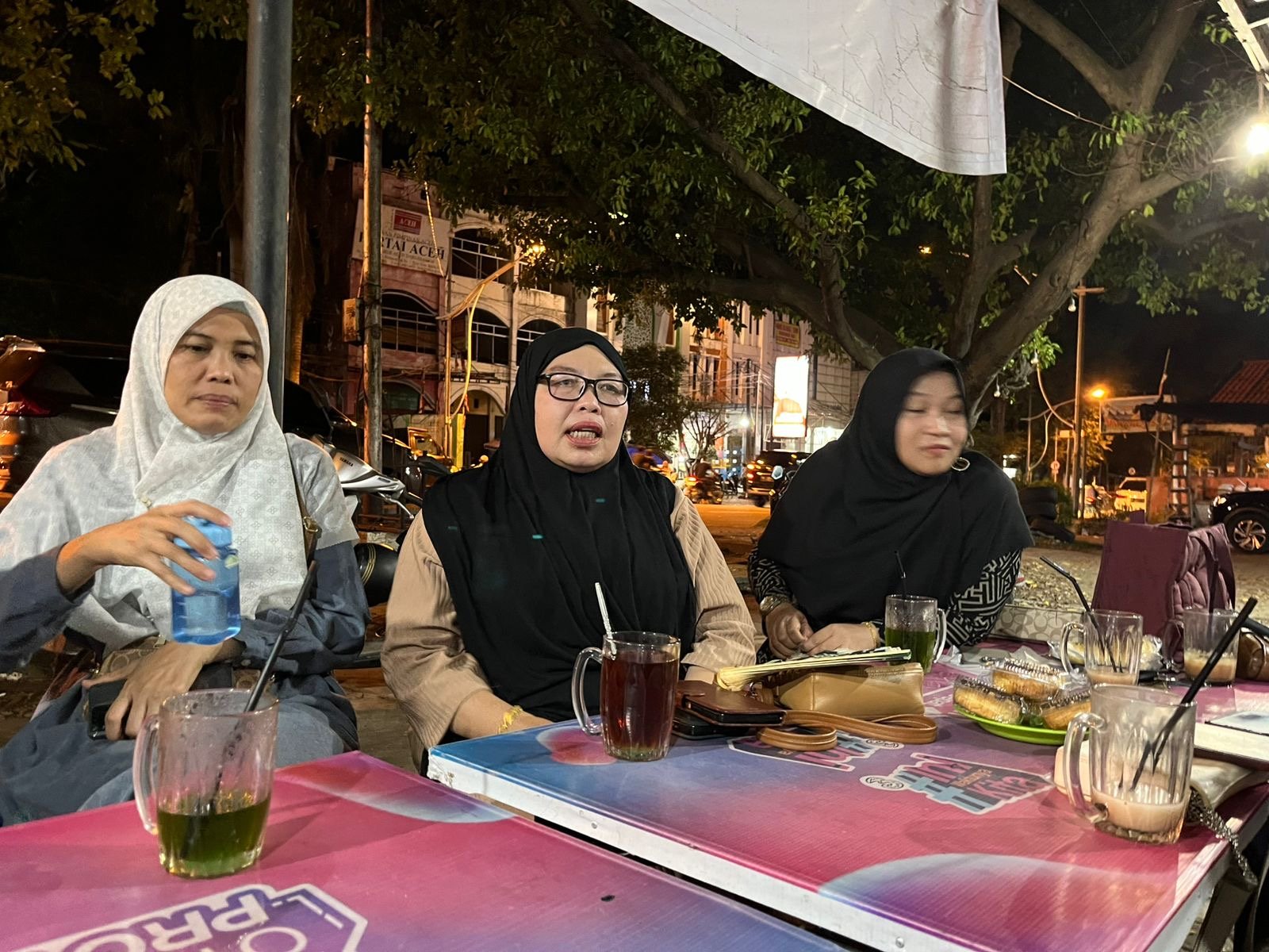 Plt Direktur RSUD Aceh Besar, dr. Susi Mahdalena, MKM, menberikan keterangan persnya di Warkop Bang Coy, Sekber Jurnalis, Selasa (28/1).(foto/hR/Ism)