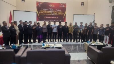 Foto bersama Pasangan Bupati Aceh Besar terpilih periode 2025-2030, Muharram Idris ( Syech Muharram ) dan Drs Syukri A Jalil, Komisioner KIP Aceh Besar dan para hadirin rapat pleno KIP Aceh Besar, di Orion Hall Jalan Soekarno-Hatta, Gampong Garot, Kecamatan Darul Imarah Aceh Besar Kamis (9/1).(Foto/SN/Marwan Muhammad)