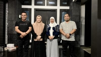 Pj Bupati Aceh Besar Muhammad Iswanto SSTP MM bersama Pj Ketua TP PKK Aceh Besar Cut Rezky Handayani SIP MM, foto bersama saat bersilaturrahmi ke kediaman Bupati Aceh Besar terpilih, Muharram Idris atau akrab disapa Syech Muharram., di Gampong Ajun Lamhasan Kecamatan Peukan Bada, Aceh Besar, Rabu (05/02) malam. (Foto/ Prokopim Pemkab Aceh Besar)